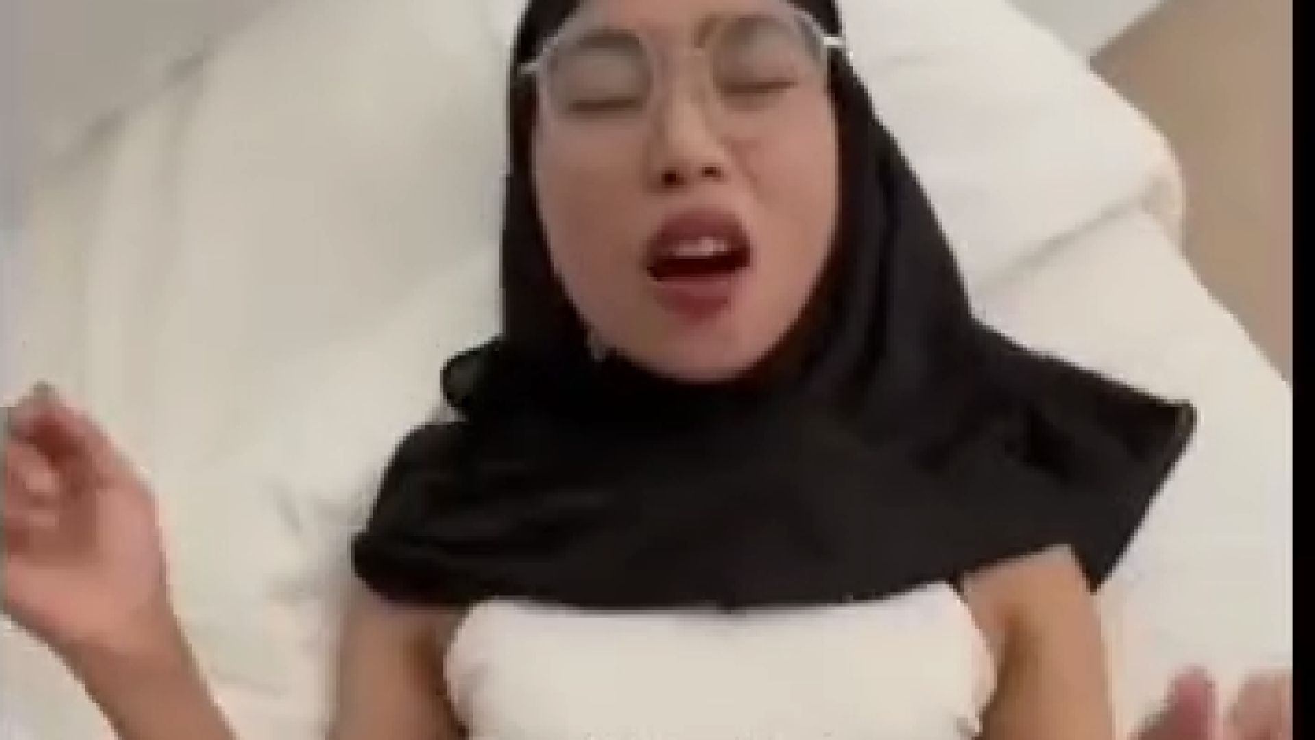 ⁣ABG Hijab memek mulus di boking OM-OM diHotel